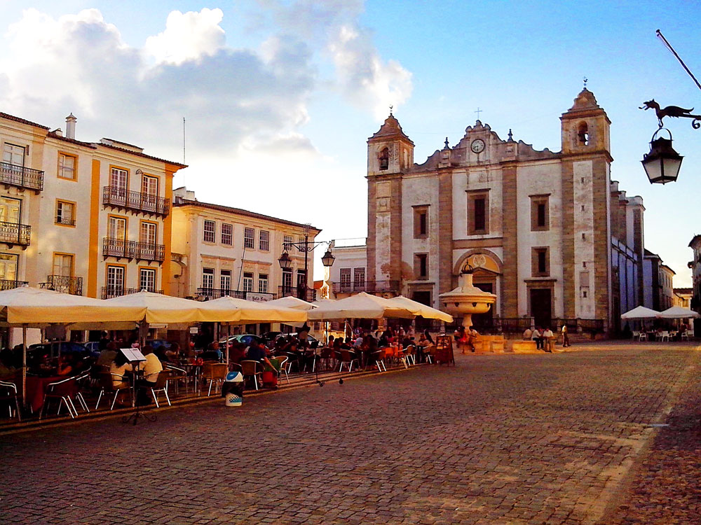 Best Towns to visit in Portugal's Alentejo, Evora - Praça do Giraldo